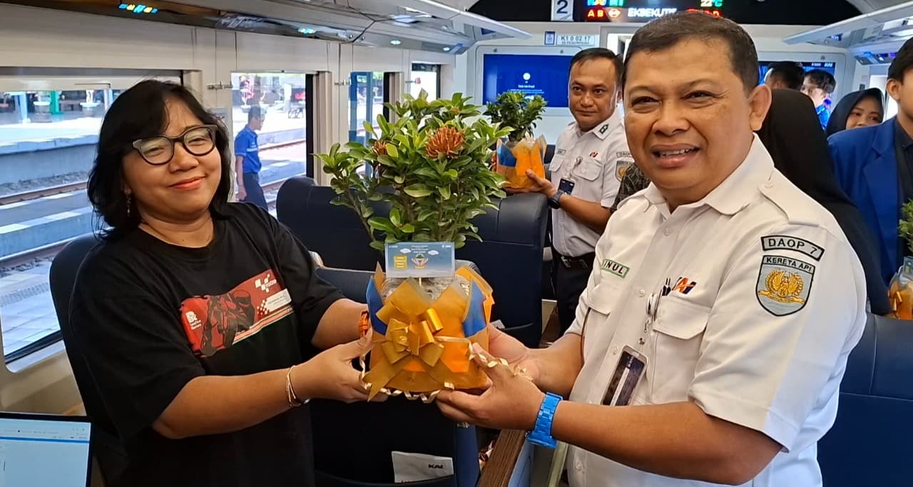 Peringati Hari Ozon Sedunia, KAI Daop 7 Madiun Bagikan Bibit Pohon hingga kerajinan limbah plastik daur ulang