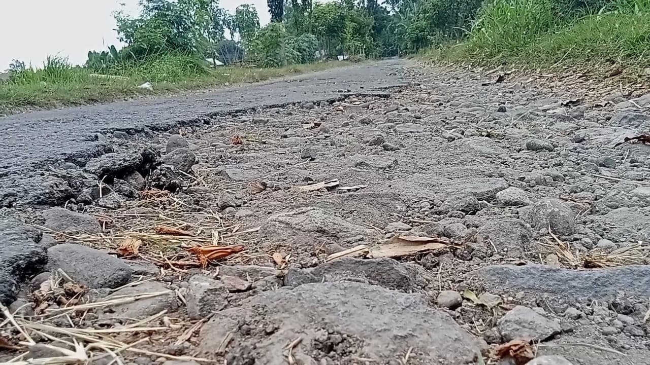 Warga Kebonduren Keluhkan Jalan Rusak Parah, Mobilitas dan Perekonomian Terganggu