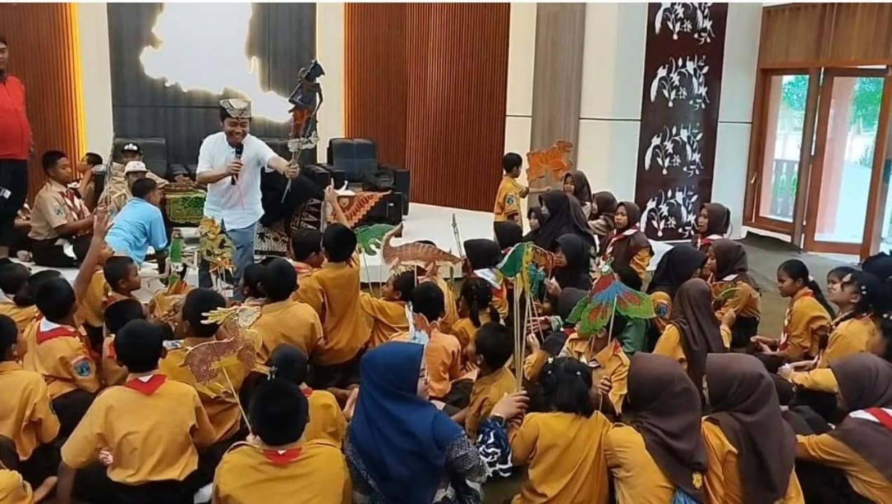 Siswa Sekolah Rakyat di Banyuwangi Dihibur Seniman Dalam Pertunjukan Wayang Bambu