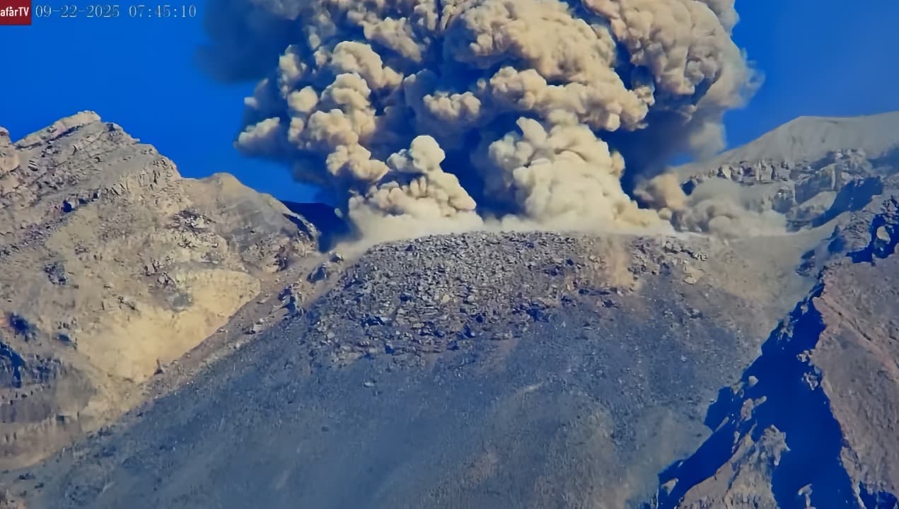 Gunung Semeru Erupsi Tiga Kali, BPBD Minta Warga Waspada