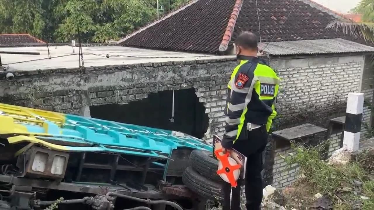 Truk Terguling Timpa Rumah di Bangkalan, Kakak Beradik Tewas