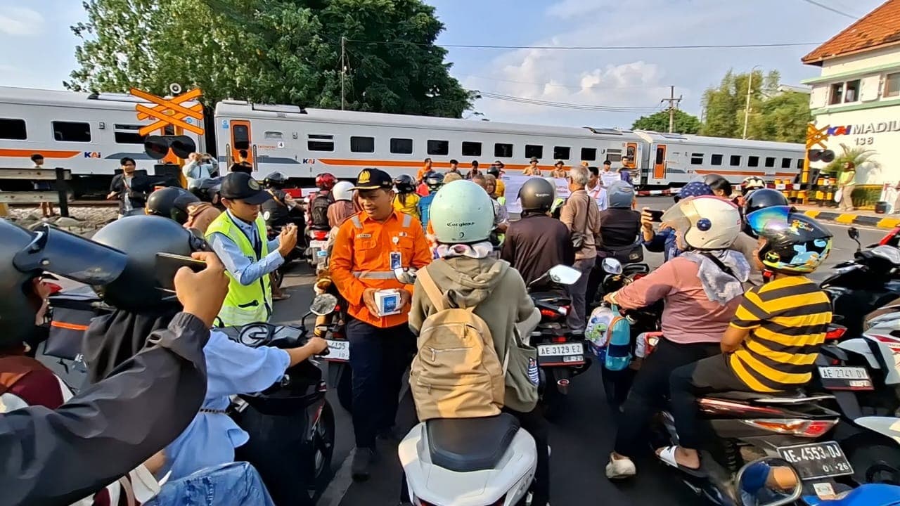 Jelang HUT ke-80, KAI Ajak Warga #BERTEMAN di Perlintasan Sebidang