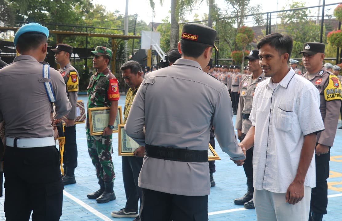 Kapolres Pacitan Berikan Reward kepada Warga Penemu Jasad Pelaku Pembunuhan