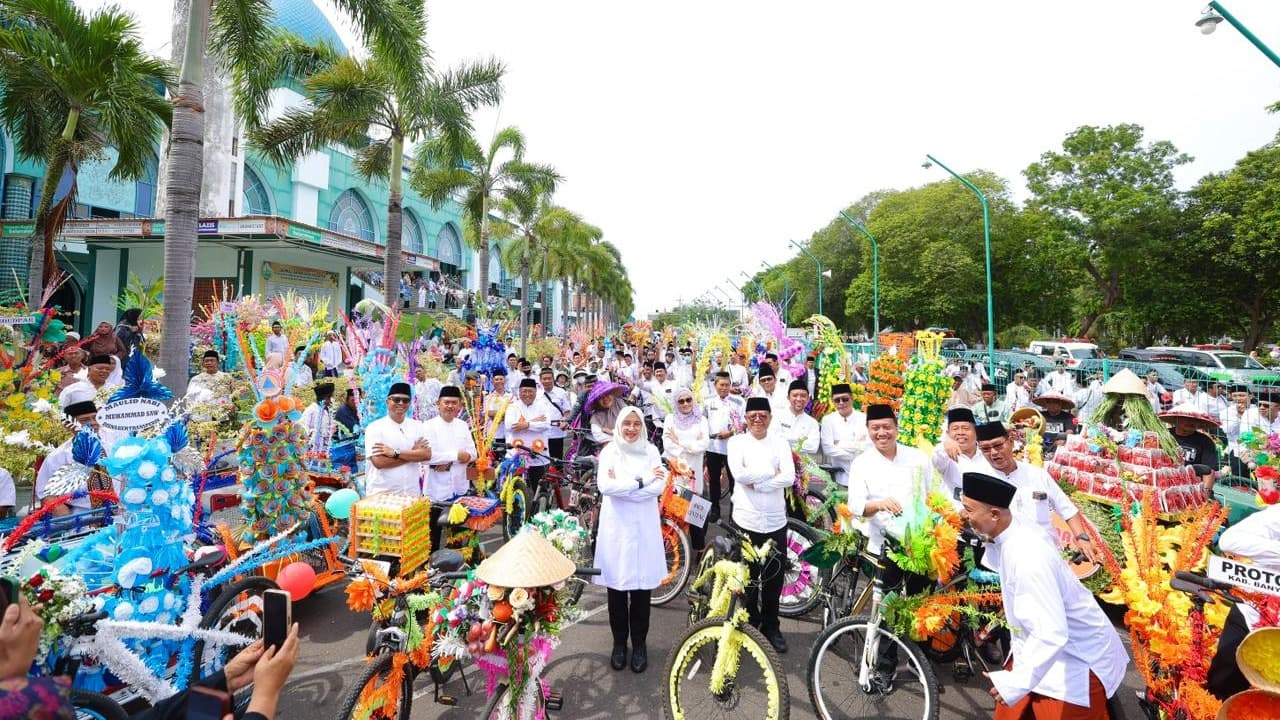 Muludan Bumi Blambangan Bagikan Ribuan Telur