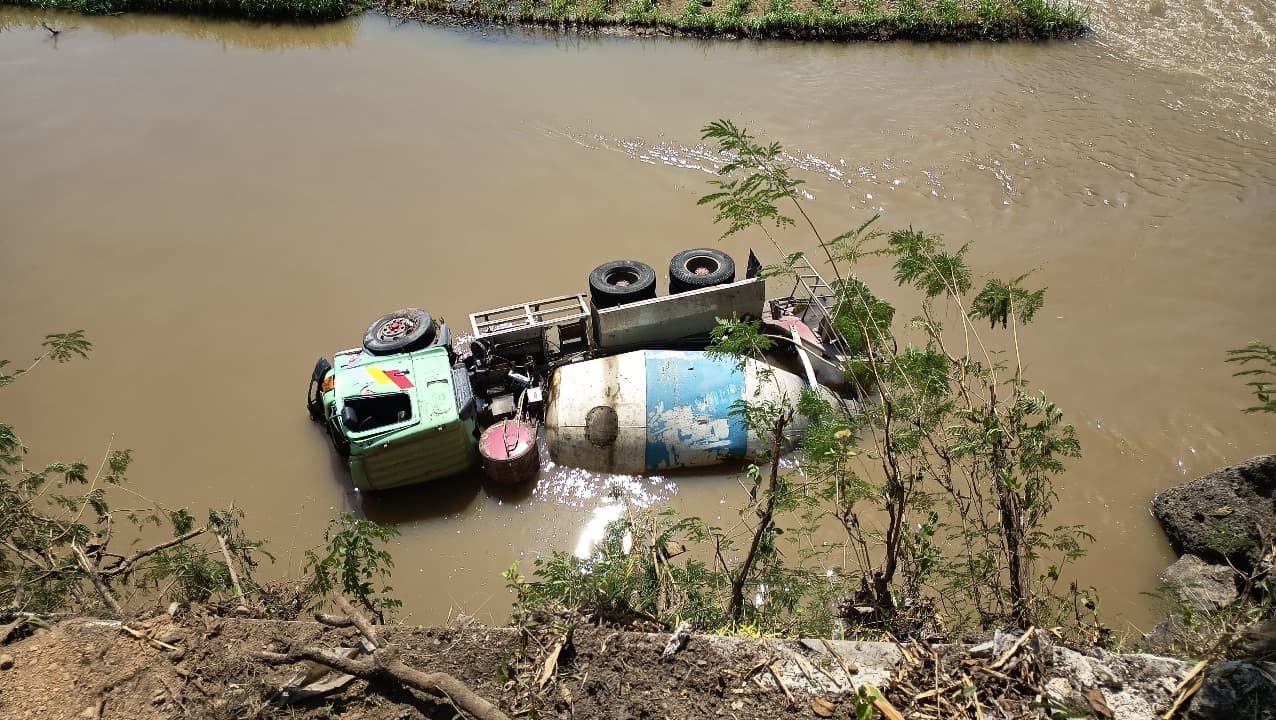 Hindari Pemotor, Truk Molen Terjun ke Sungai Grindulu Pacitan