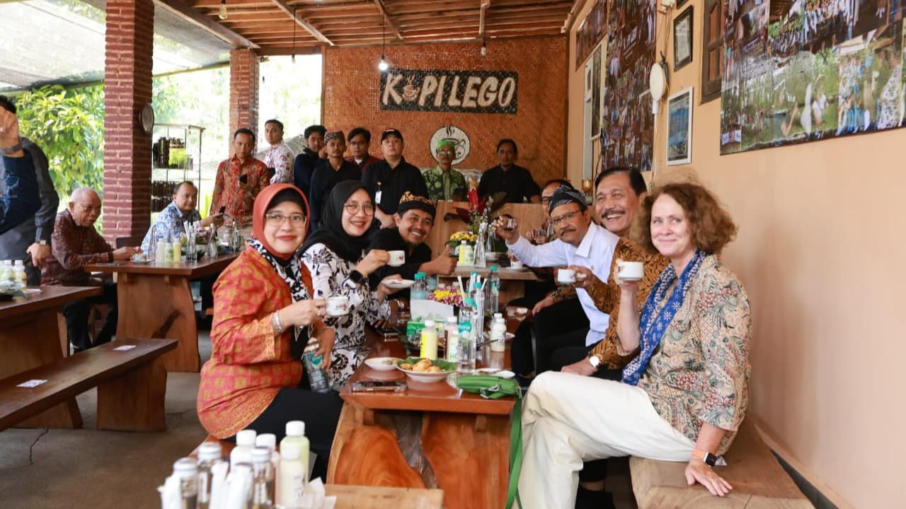 Mensos dan Pak Luhut Ngopi Bareng di Kampung Kopi Gombengsari Banyuwangi