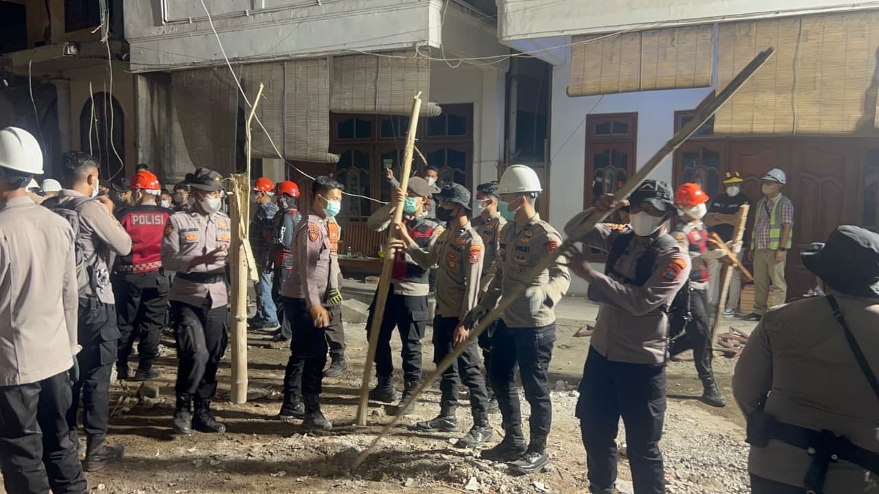 Ratusan Personel Polresta Sidoarjo Bersihkan Puing Bangunan Ponpes Al Khoziny