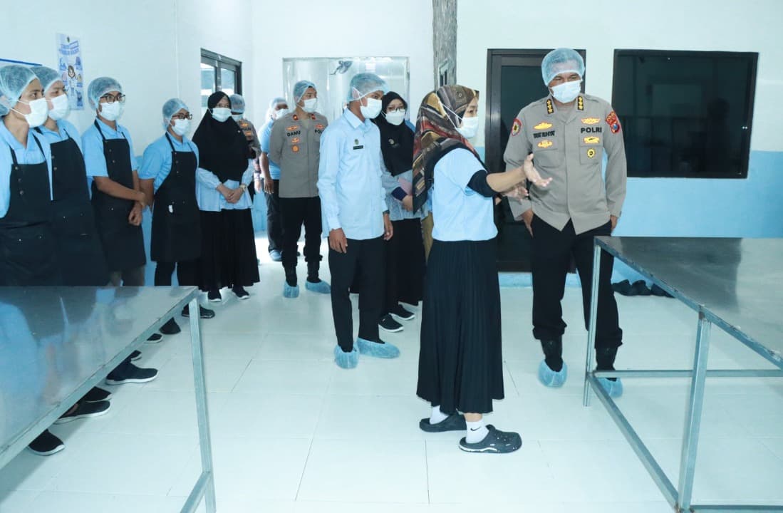 Pastikan Kebersihan MBG, Itwasda Polda Jatim Sidak ke SPPG Polres Gresik