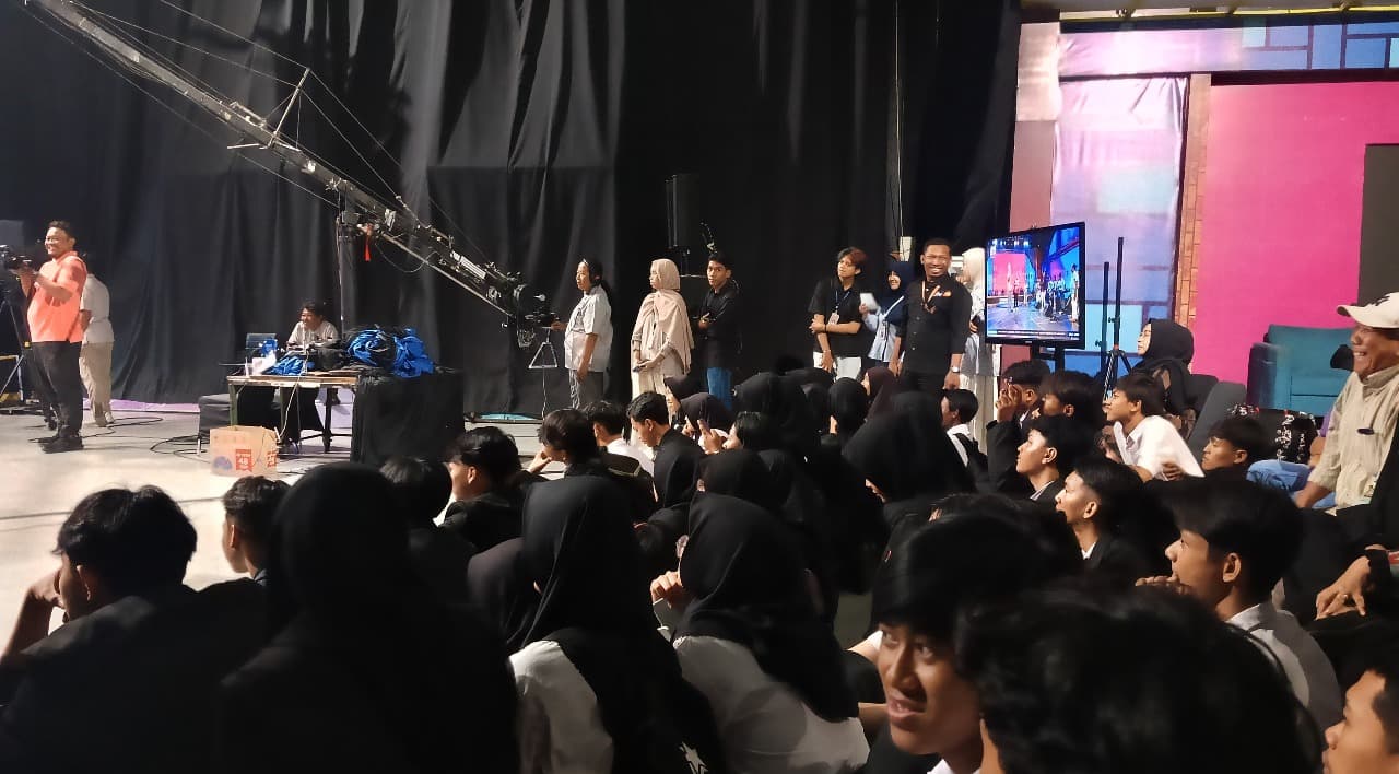 Siswa SKB Surabaya Belajar Dunia Digital dan Penyiaran di JTV