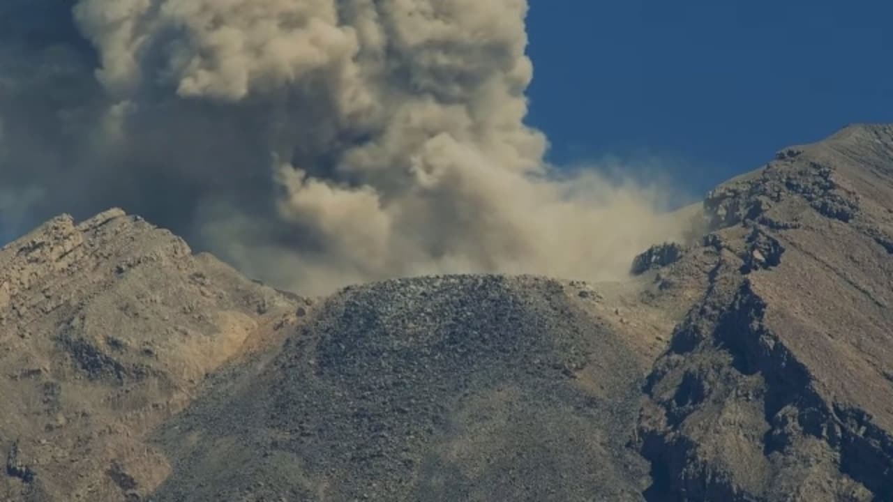 SEMERU ERUPSI, LETUSAN KOLOM ABU 700 METER