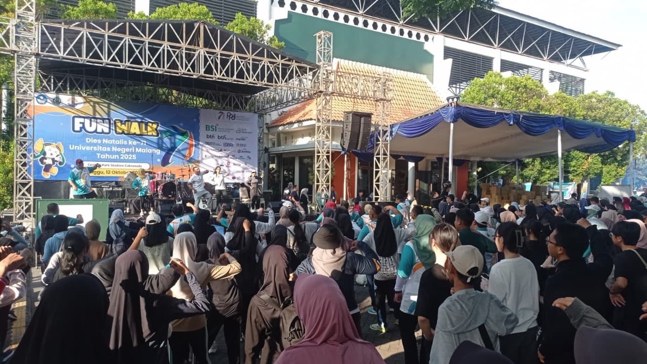 Langkah Bersama 71 Tahun UM: Fun Walk Satukan Dosen, Tendik, dan Mahasiswa.
