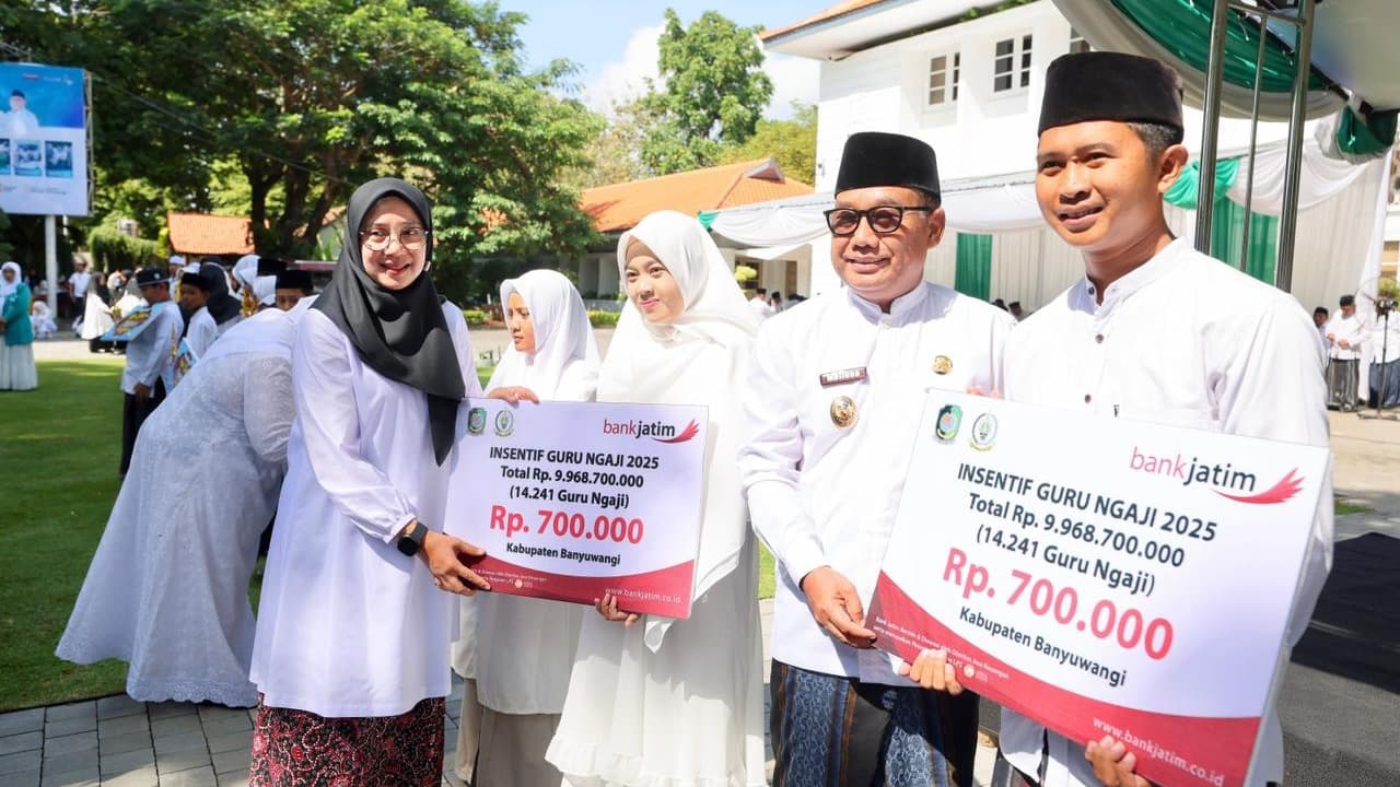 Momen Hari Santri, Bupati Ipuk Salurkan Insentif untuk 14 Ribu Guru Ngaji