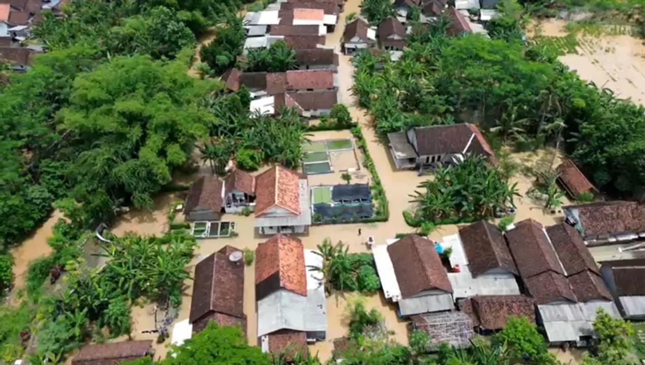 Sungai Banter Meluap, Ratusan Rumah Warga di Lumajang Terendam Banjir