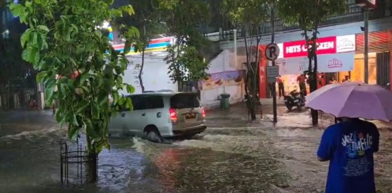 Hujan Deras Rendam Sejumlah Jalan Protokol di Bojonegoro