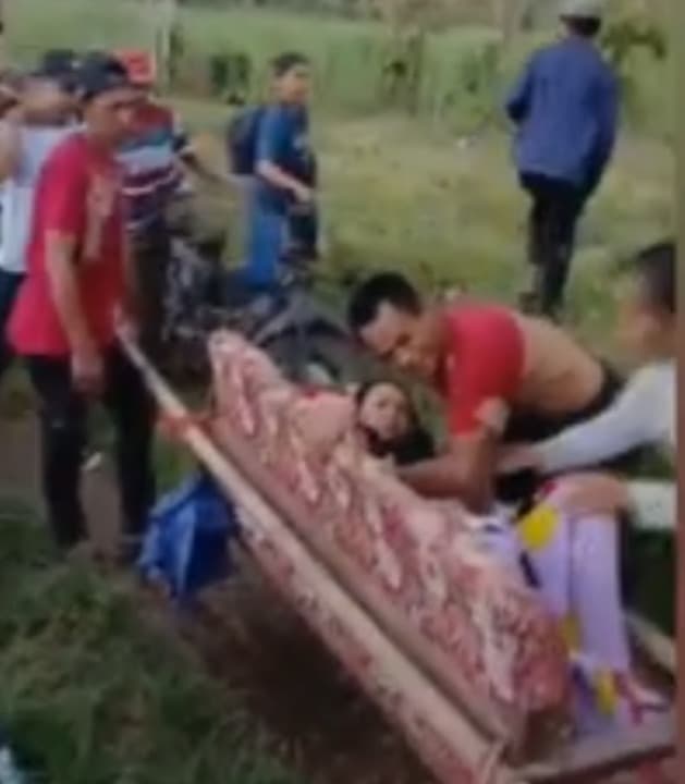 PERJUANGAN HIDUP MATI: Ibu Melahirkan Ditandu Jauh dari Puncak Gunung Bondowoso, Begini Nasib Bayinya