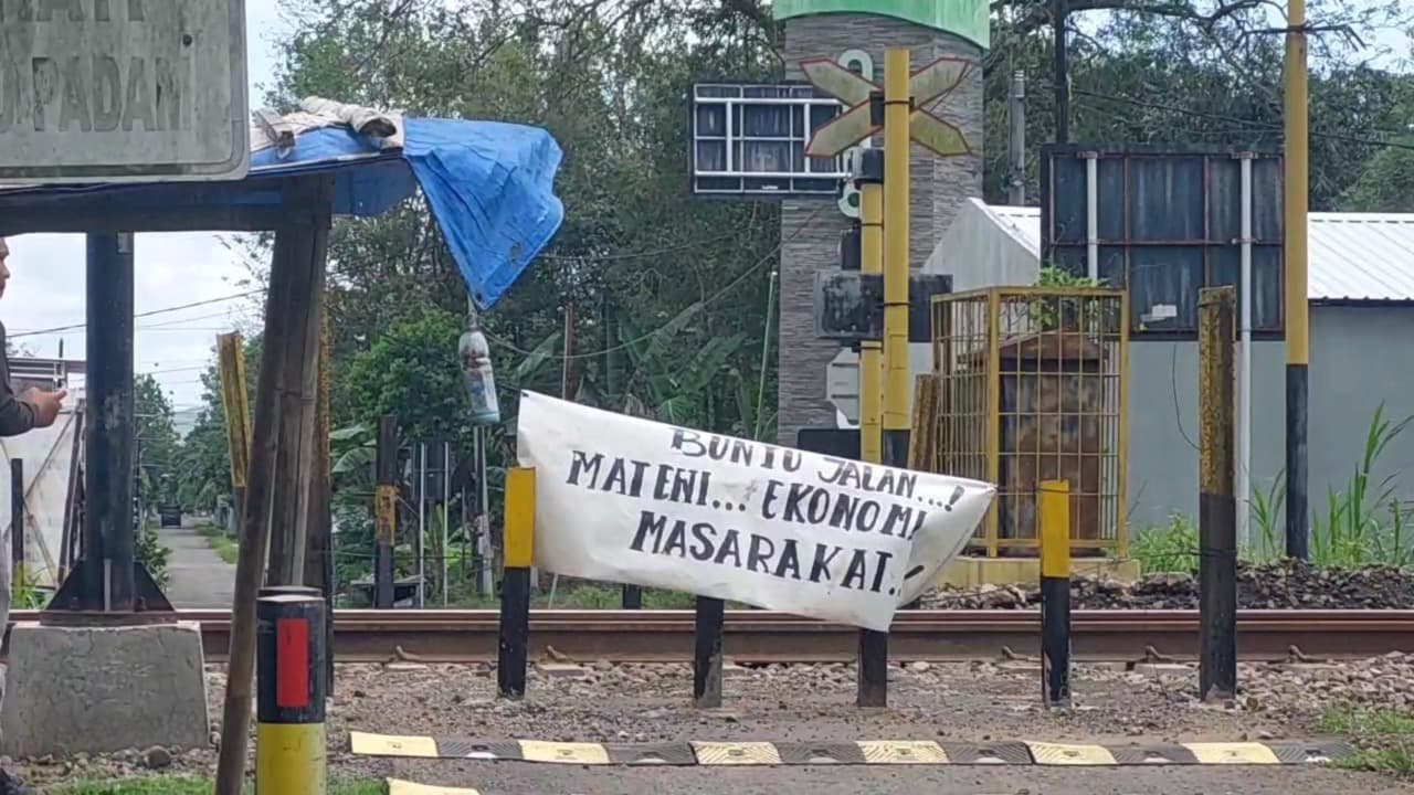 Warga Sanankulon Blitar Protes Penutupan Jalur Perlintasan Kereta Api