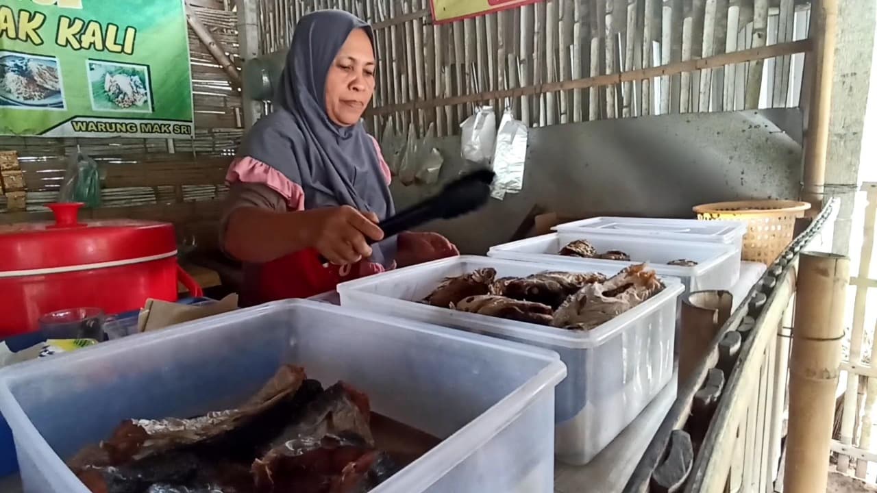 Warung Mak Sri: Kuliner Nasi Tiwul dan Ikan Kali Jadi Primadona di Blitar