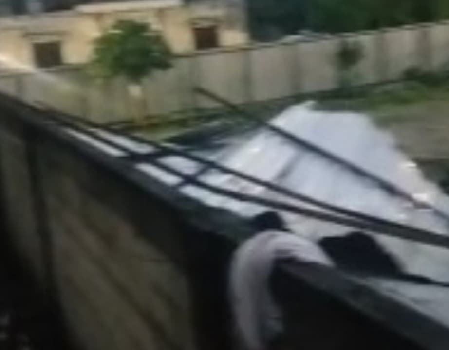 Angin Kencang Terjang Bangkalan, Seng Beterbangan Timpa Rumah Warga dan Tiang Listrik Roboh