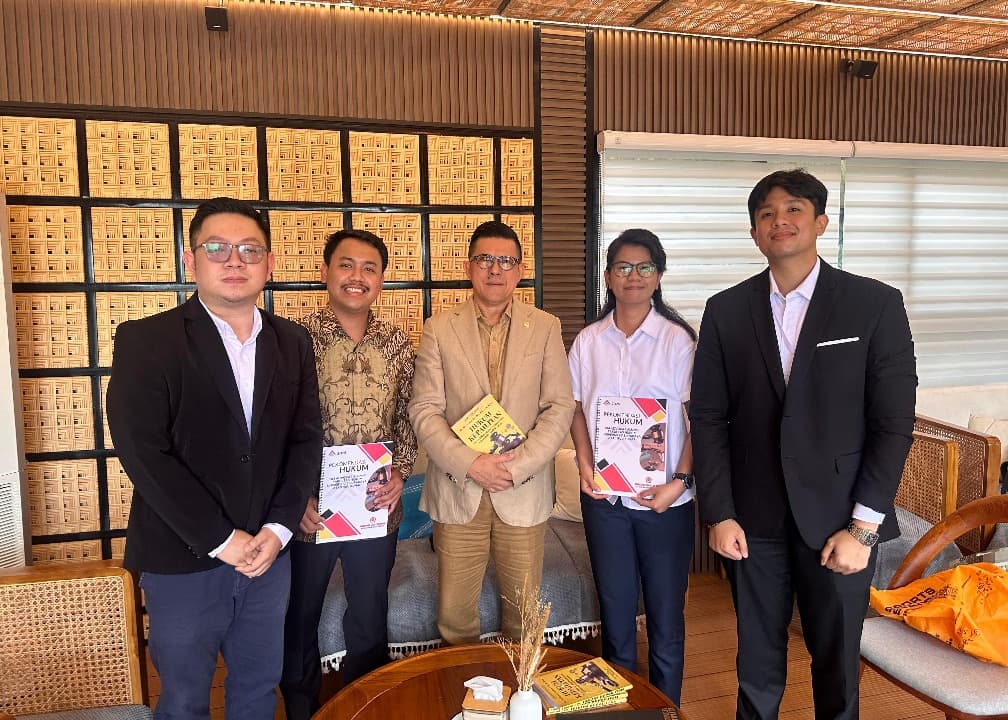 Tim Advokasi Hukum IKA Ubaya Serahkan Catatan Kritis RUU KUHAP ke Komisi III DPR RI