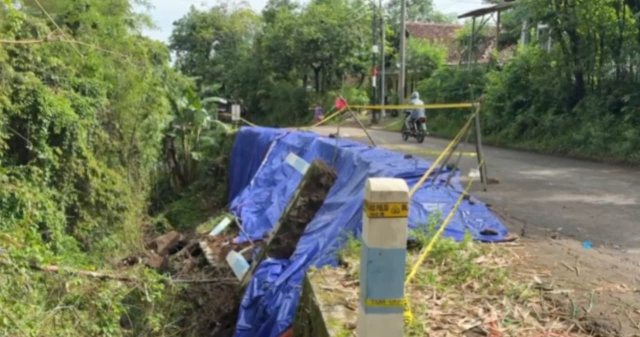 Jalan Antar Kecamatan di Pasuruan Longsor, Pipa Air Warga Putus