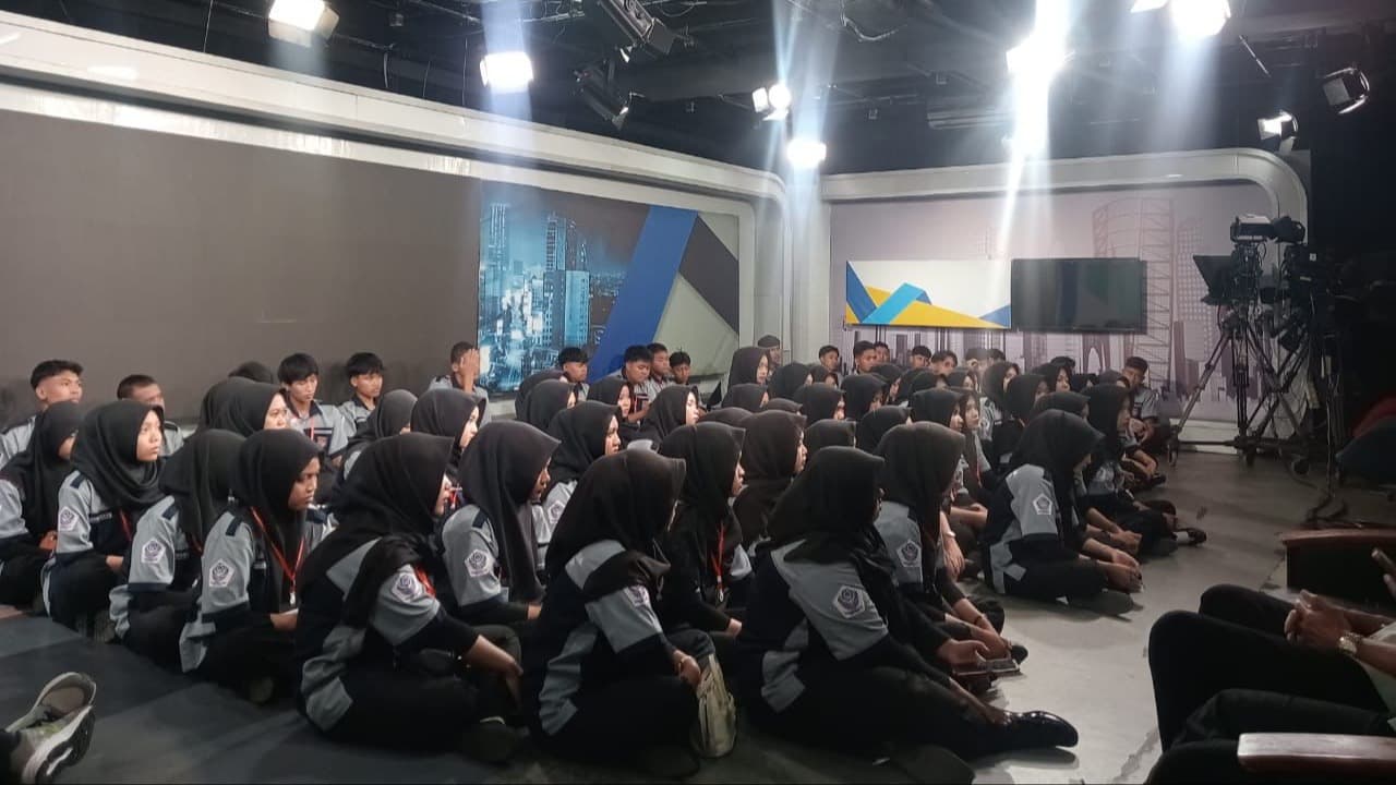Siswa DKV SMKN 1 Bagor Nganjuk Belajar Dunia Broadcasting Langsung di JTV Surabaya