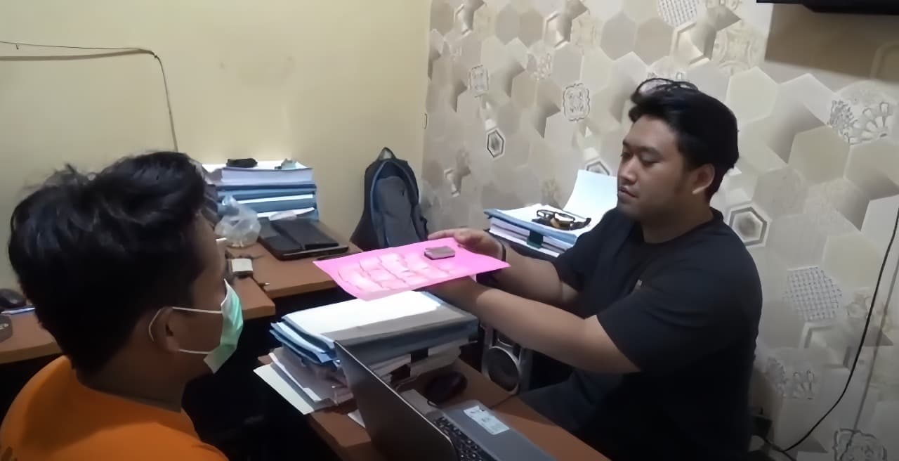 Penggerebekan Narkoba di Bangkalan Ricuh, Keluarga Histeris Halangi Polisi