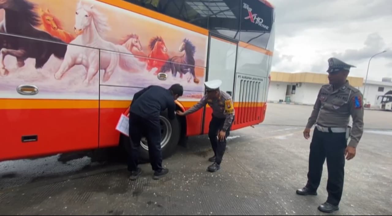 Awali Ops Zebra Semeru, Petugas Gabungan Gelar Ramp Check dan Tes Urine Sopir di Terminal Patria Blitar