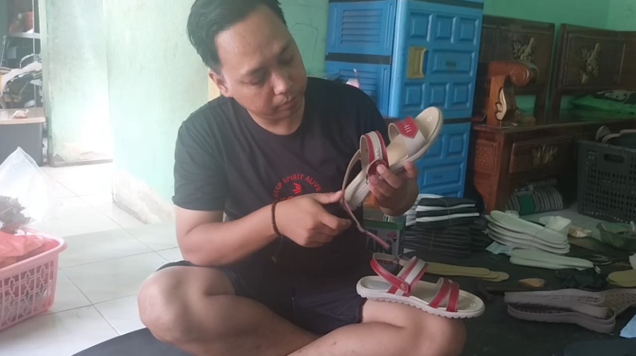 Pengrajin Sandal Kulit Candirejo Andalkan Samak Nabati Khas Magetan
