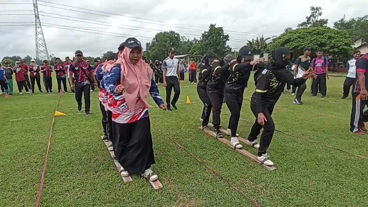 Lestarikan Permainan Tradisional, Ratusan Guru di Blitar Ikuti Lomba Balap Klompen