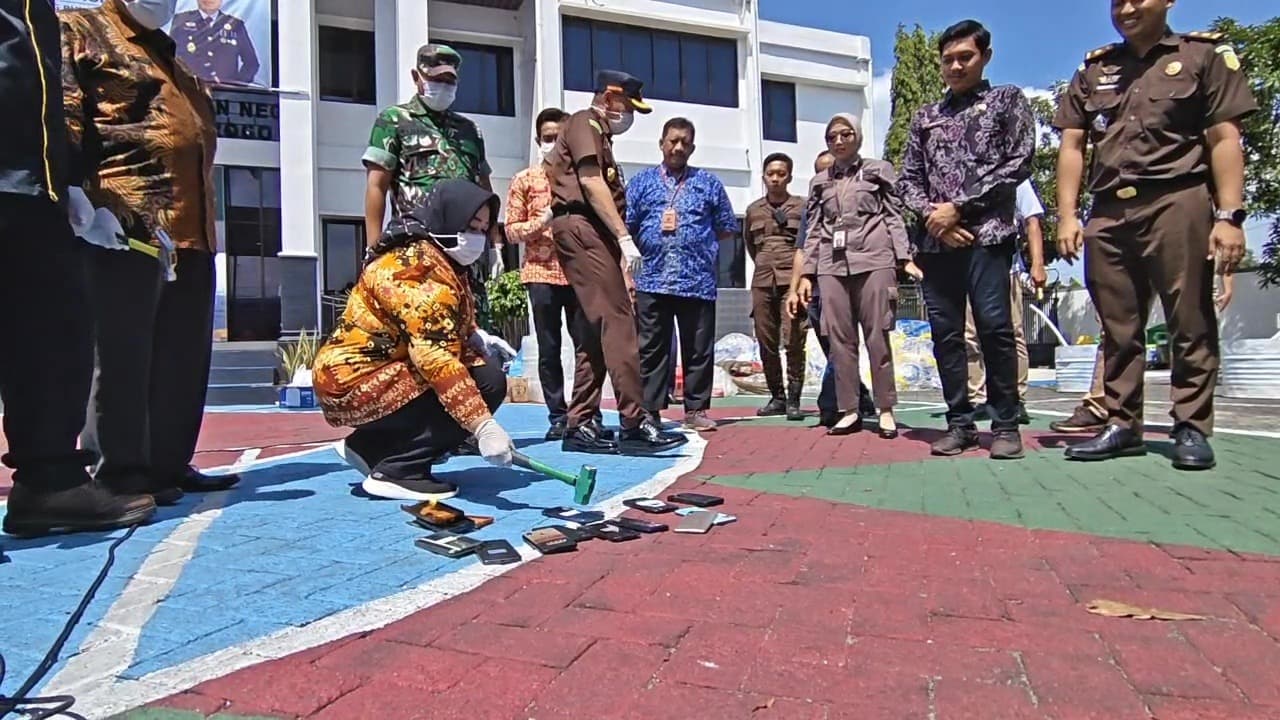 Kejari Ponorogo Musnahkan Ribuan Narkotika Hingga Barang Bukti Kejahatan Lain