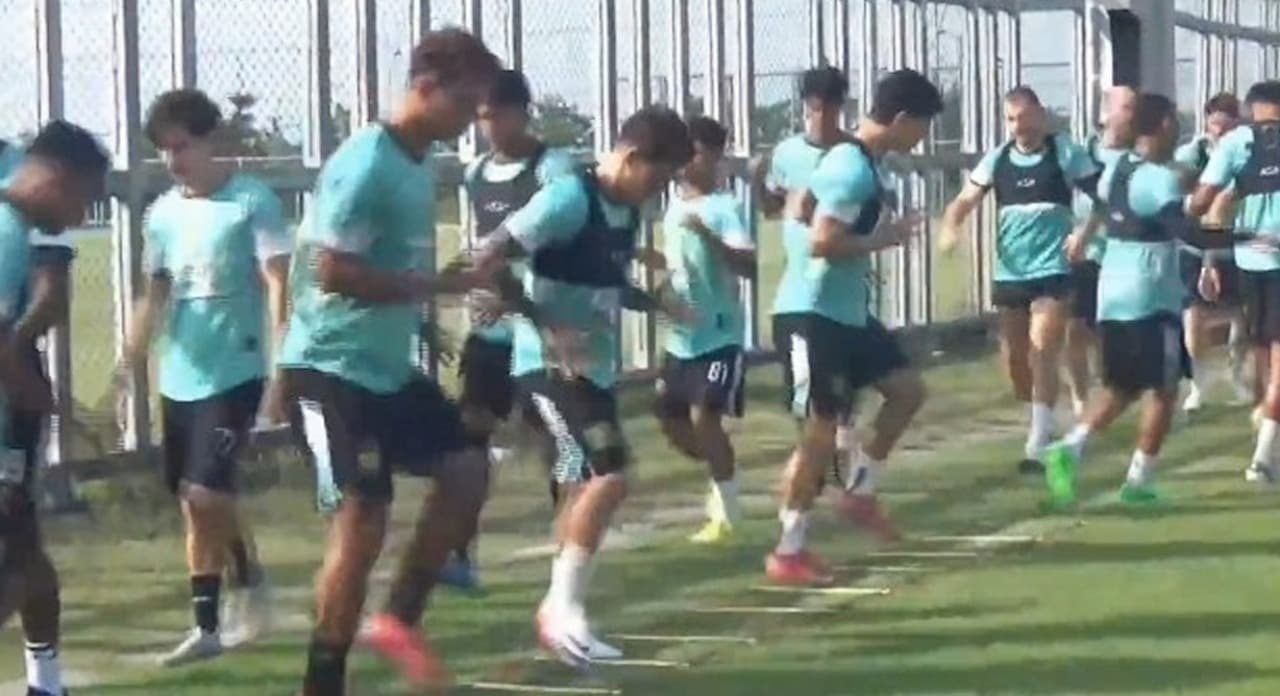 Uston Nawawi Fokus Fisik dan Strategi Jelang Lawan PSM Makassar