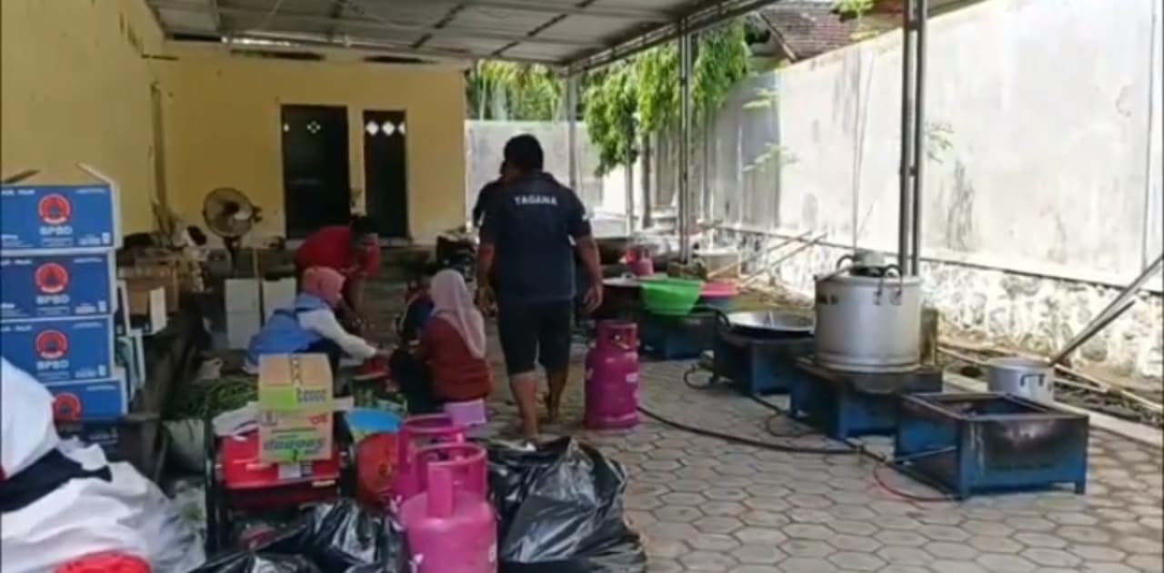 Posko Dapur Umum Didirikan Penuhi Kebutuhan Warga Terdampak Banjir Lahar Semeru