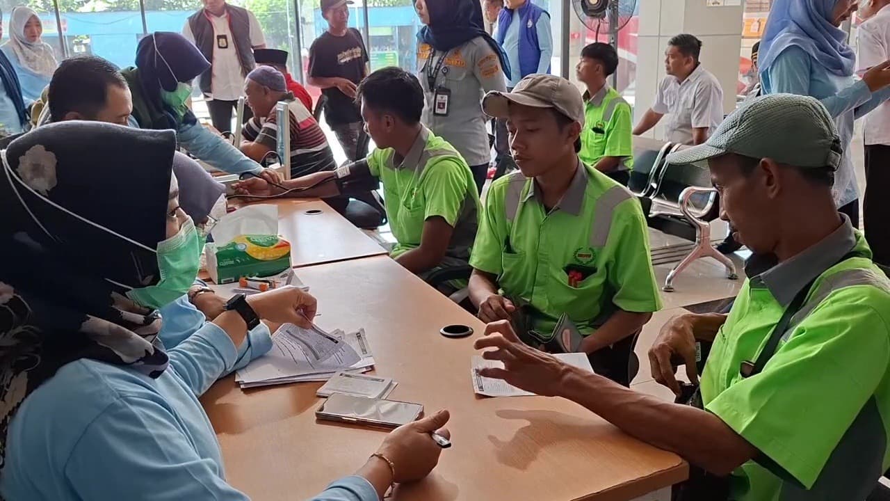 Puluhan Kru Bus AKAP Jalani Pemeriksaan Kesehatan dan Tes Urine di Terminal Purboyo Madiun