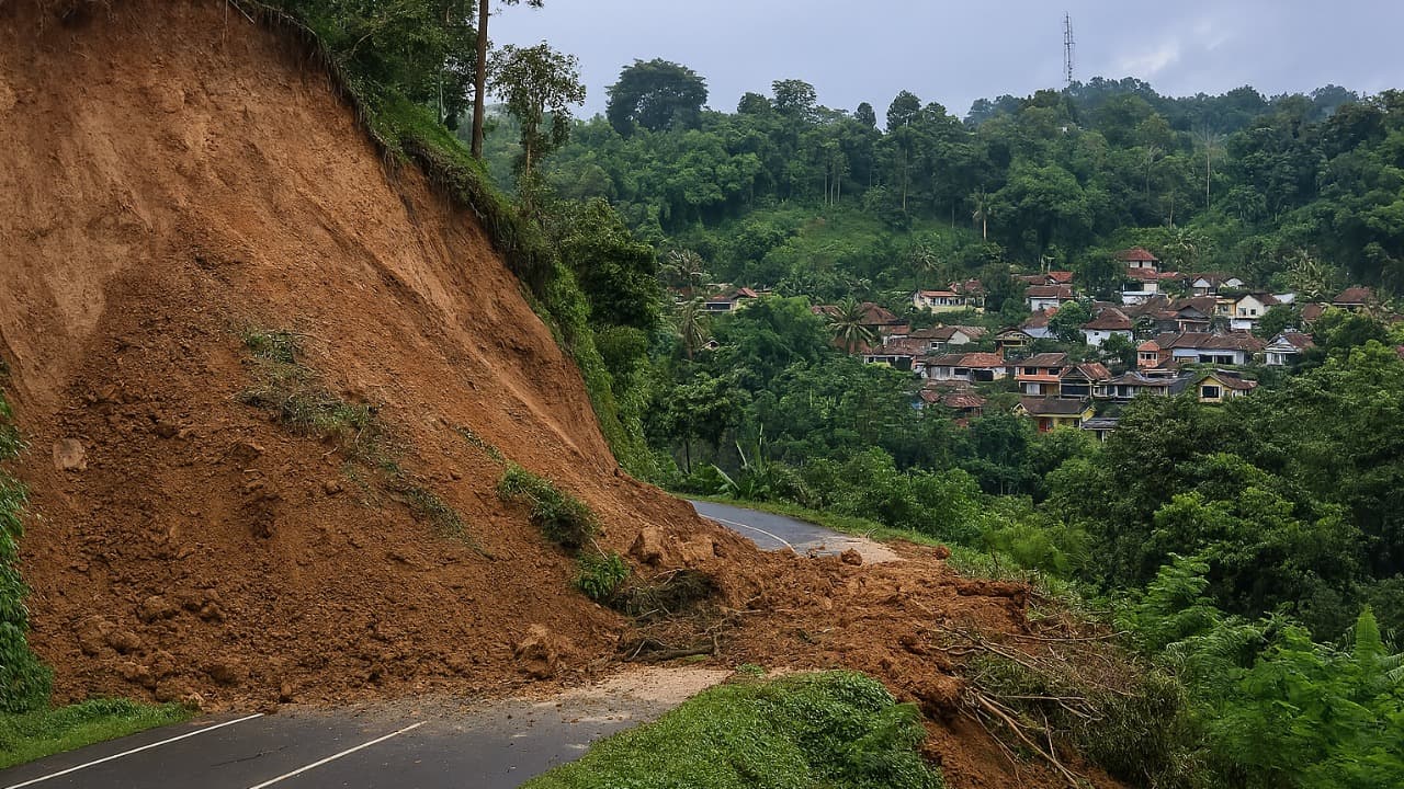 Longsor Terjadi di Tiga Lokasi di Jember, Akses Jalan Sempat Terputus